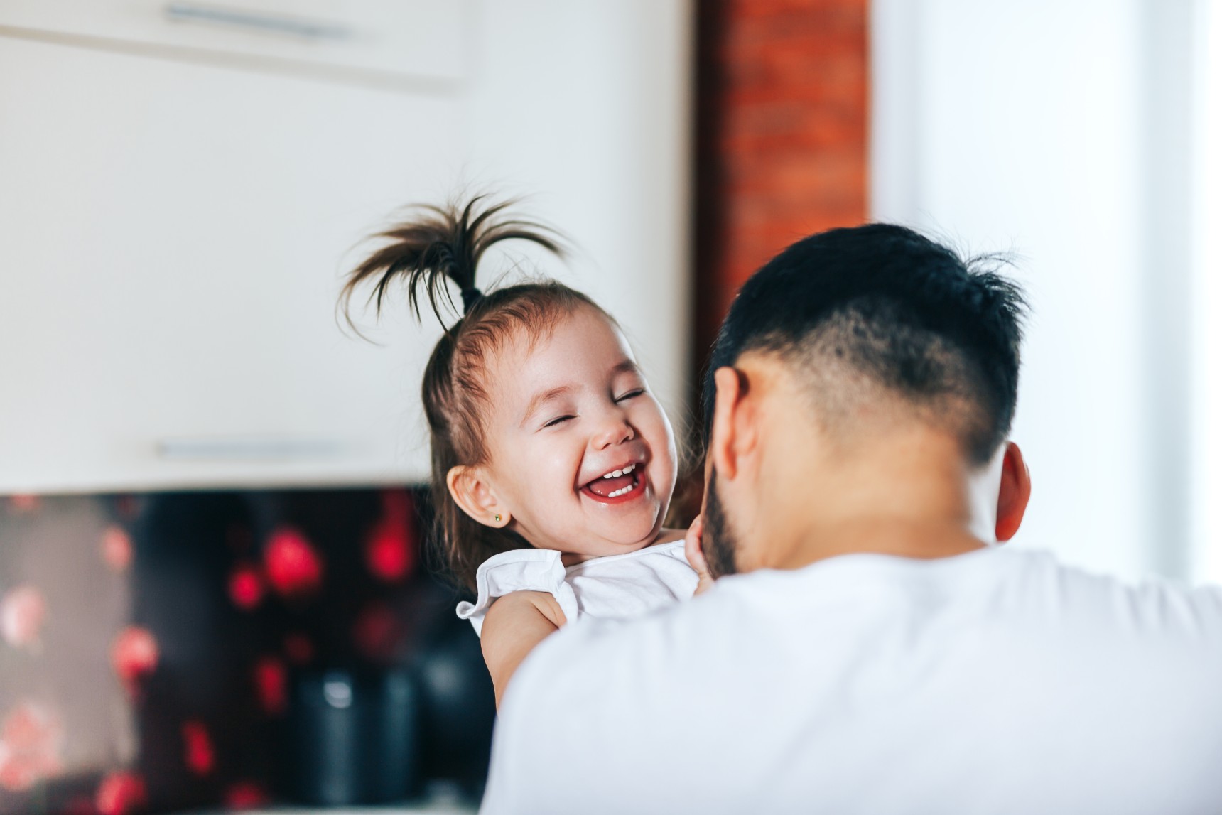 Duygularını yüz ifadeleriyle anlatan mutlu bir çocuk ve ebeveyni Happy child and parent expressing emotions through facial expressions