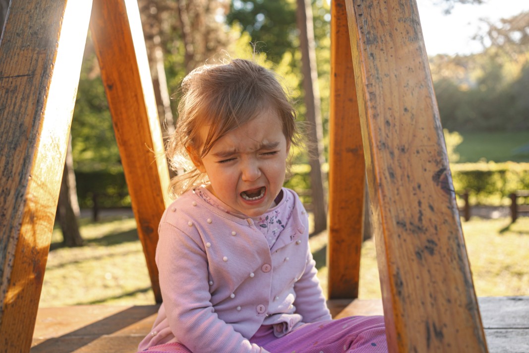 Park zemininde ağlayan bir çocuk Crying child on a park ground