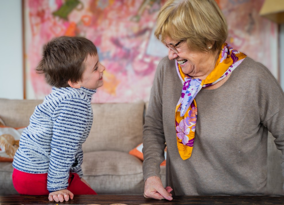 Büyükannesi ile eğlenen mutlu bir bebek Happy baby having fun with grandmother