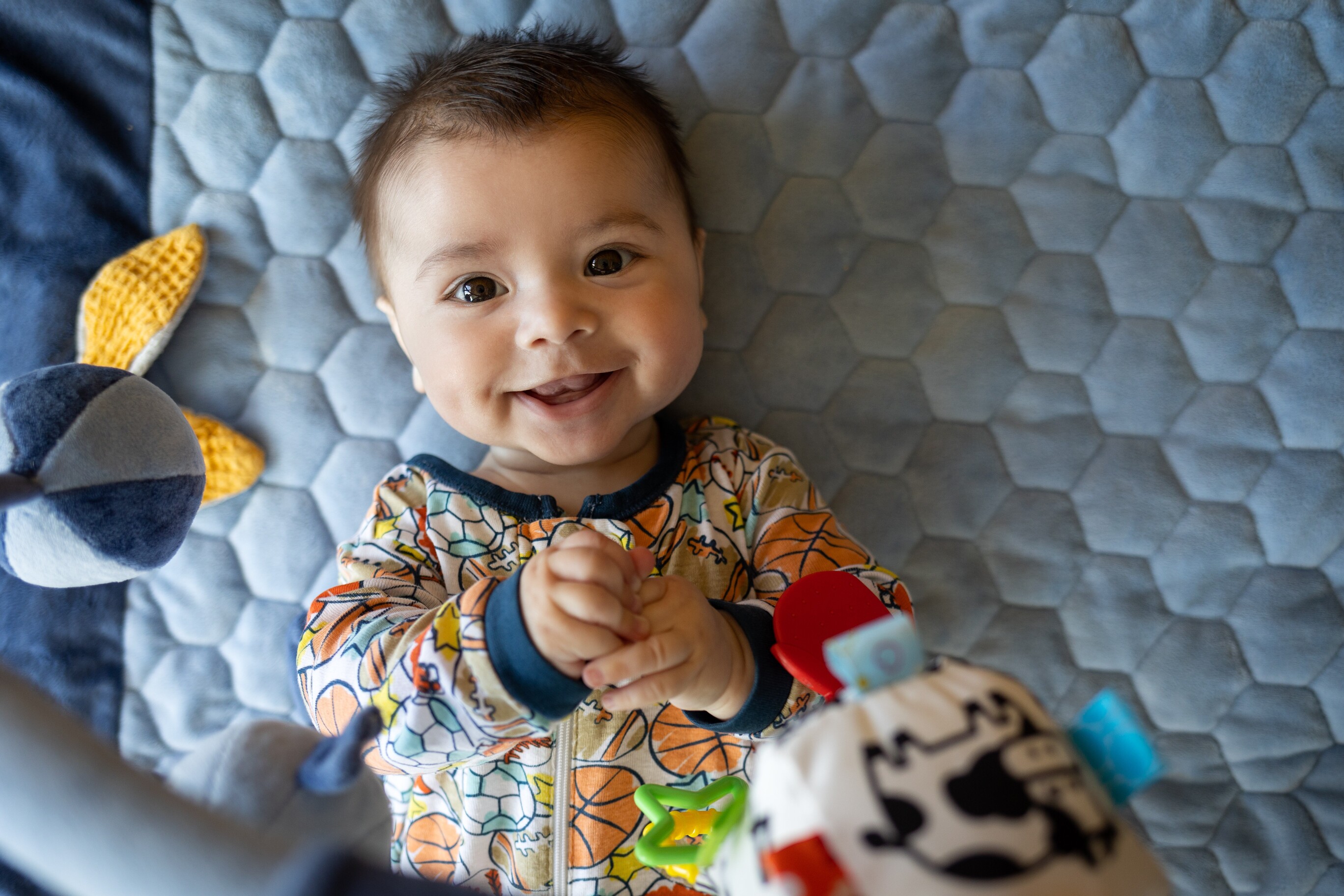 Yatarken kameraya bakıp gülümseyen bebek Yatarken kameraya bakıp gülümseyen bebek