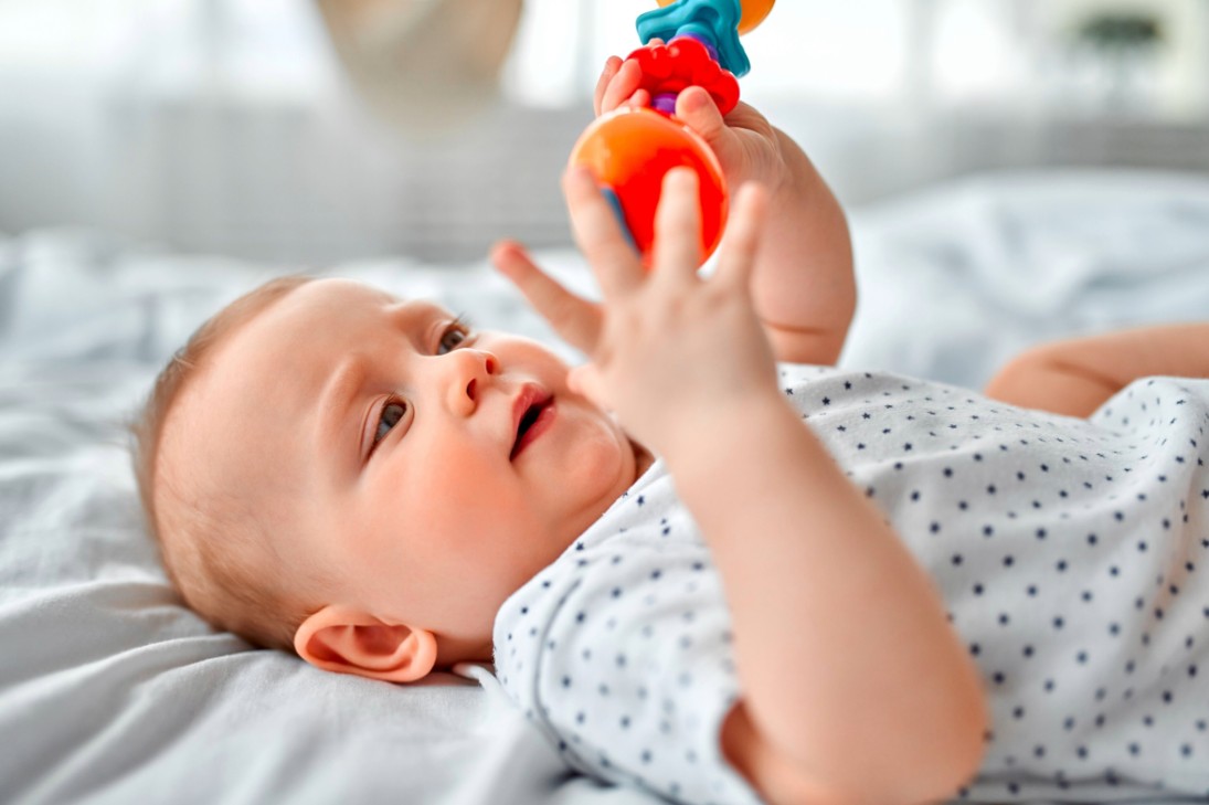 Sesli oyuncak ile oynayan bebek Sesli oyuncak ile oynayan bebek