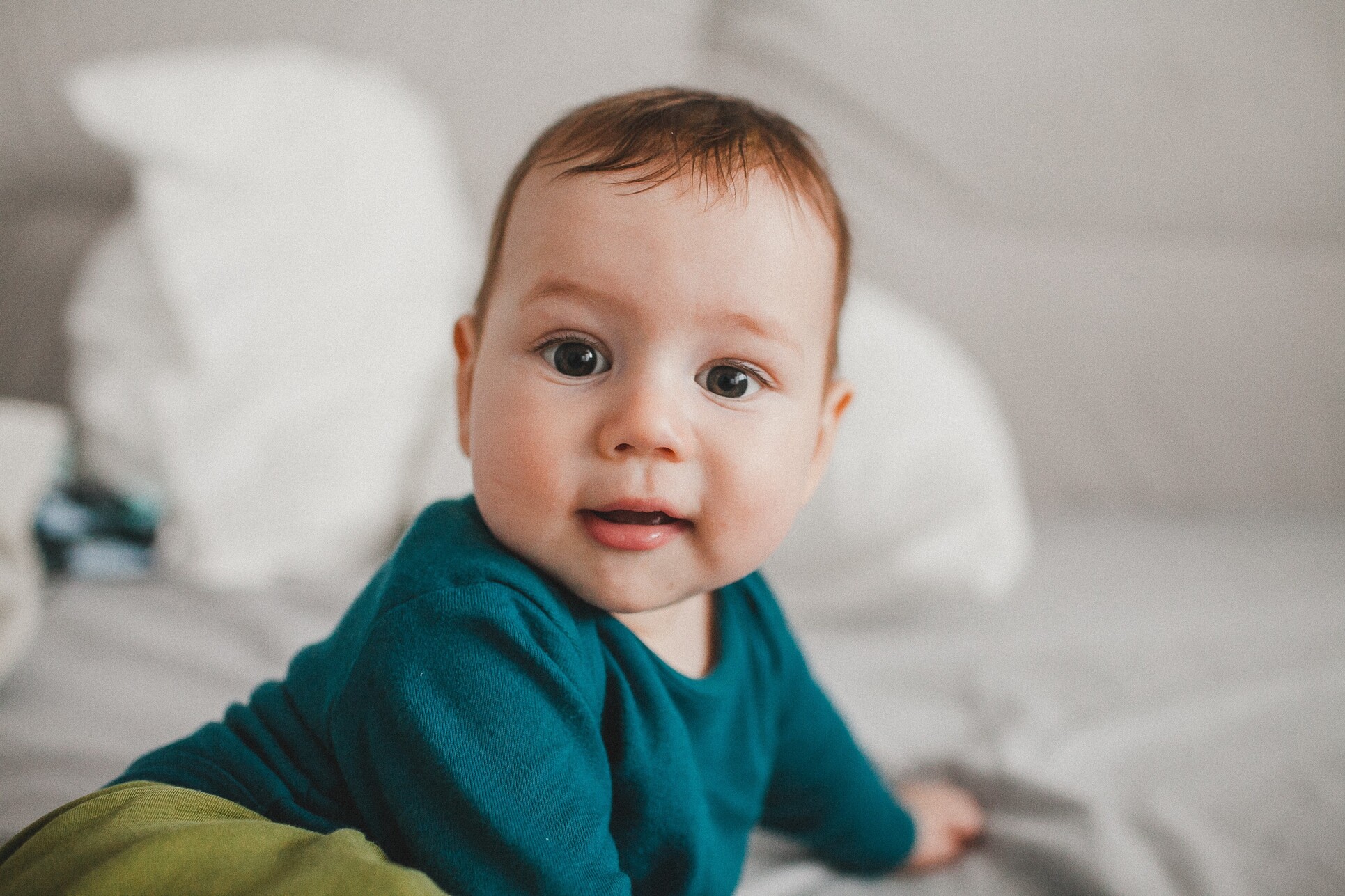 Kameraya bakarak gülümseyen bebek Kameraya bakarak gülümseyen bebek