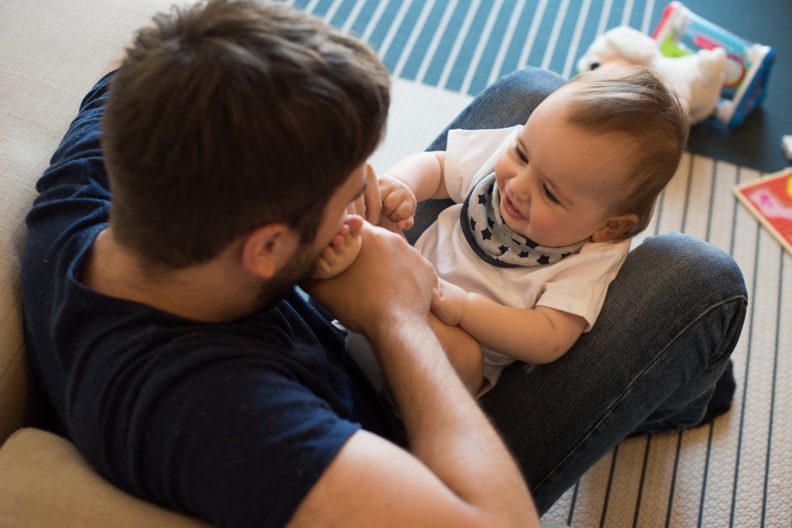 Babası ile etkileşim kuran 9 aylık bebek Babası ile etkileşim kuran 9 aylık bebek