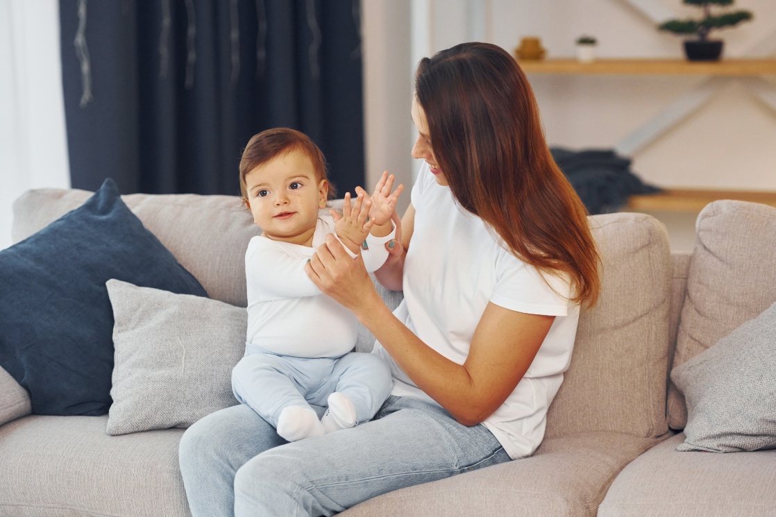 Destekle annesinin kucağında oturan bir bebek Destekle annesinin kucağında oturan bir bebek