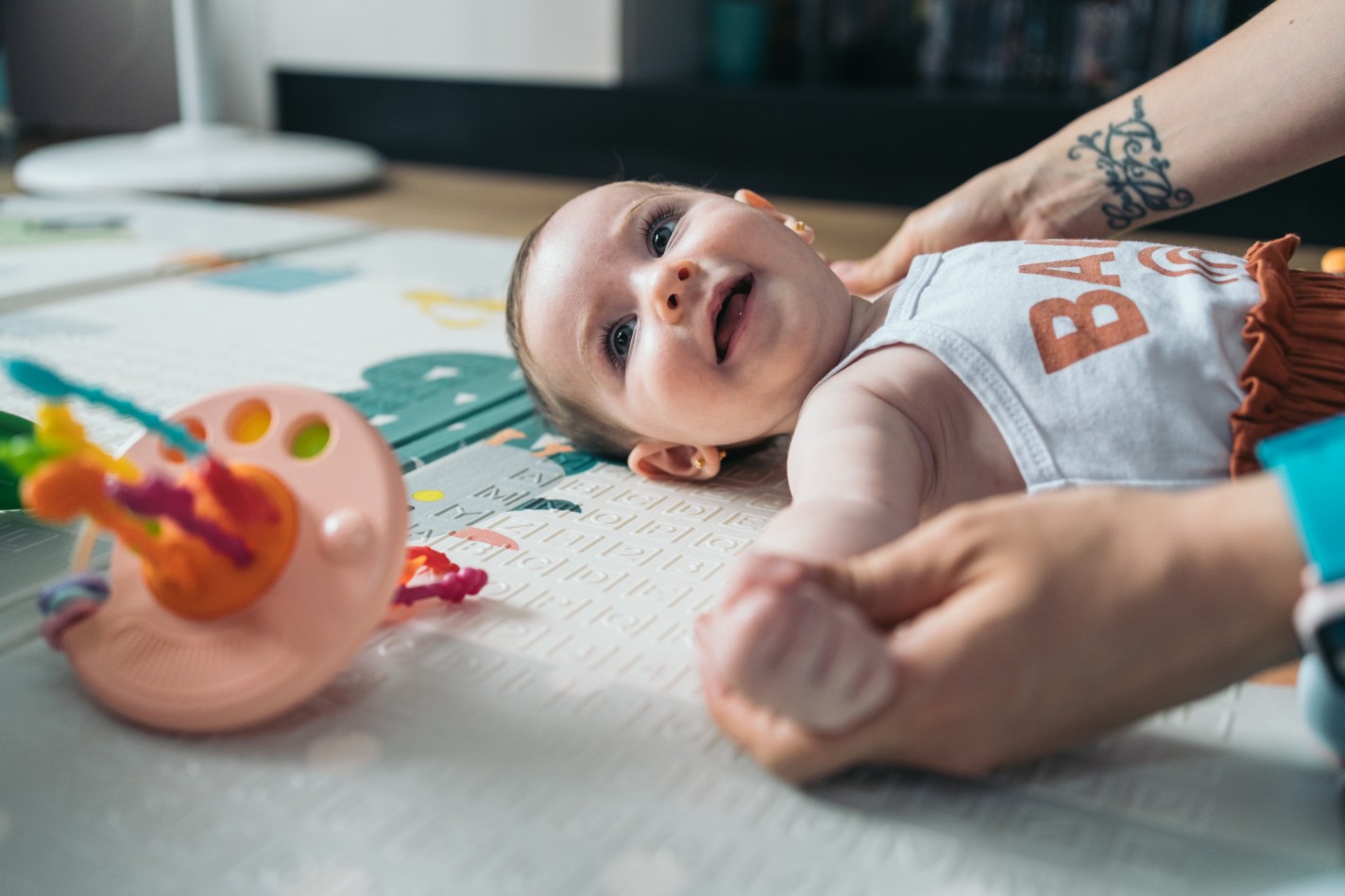 Yerde duran renkli oyuncağı izleyen bir bebek A baby watching a colorful toy on the floor
