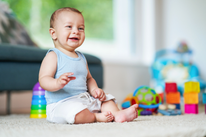 Desteksiz oturan bir bebek A baby sitting without support