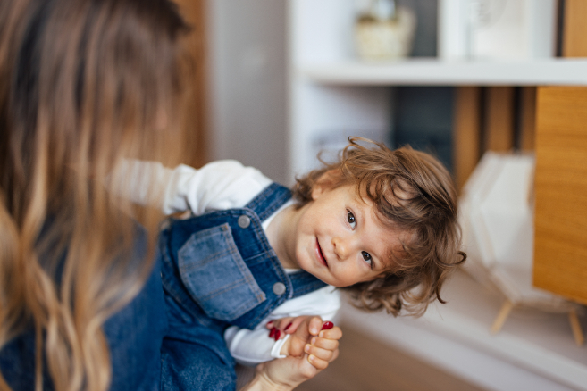 Ebeveyniyle oynayan bir çocuk A child playing with a parent