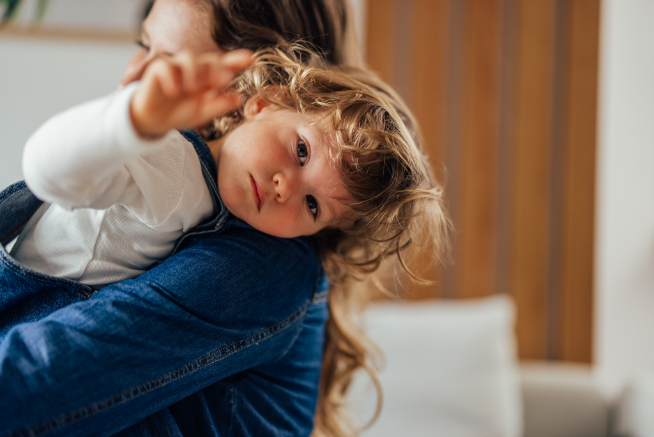 Ebeveynine sarılan bebek Baby hugging a parent