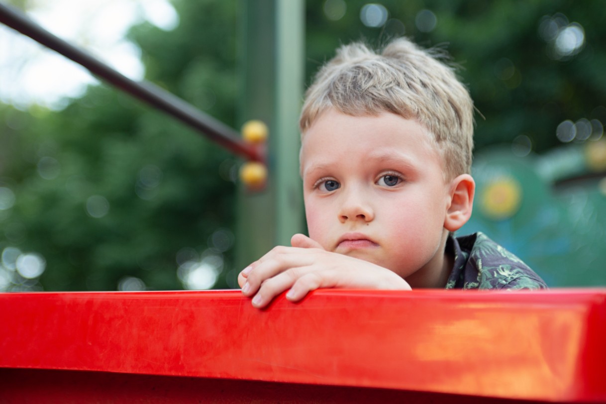 Bahçede üzgün çocuk Sad child in a garden
