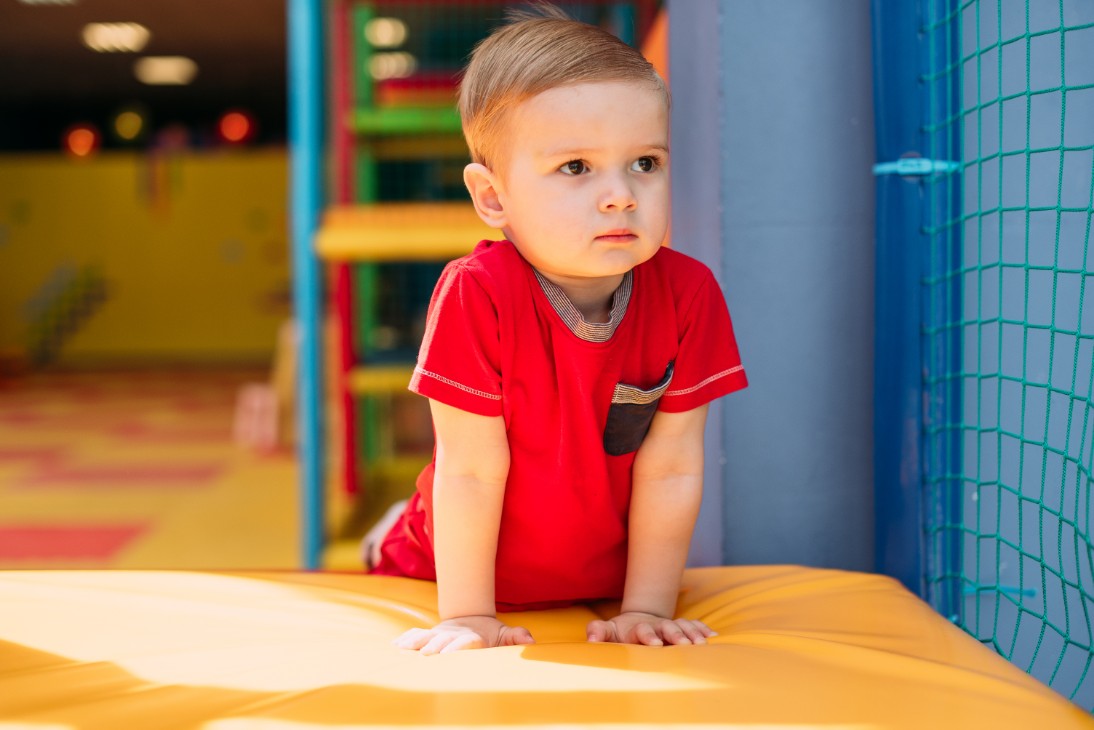Oyun alanında üzgün çocuk Sad child on a playground
