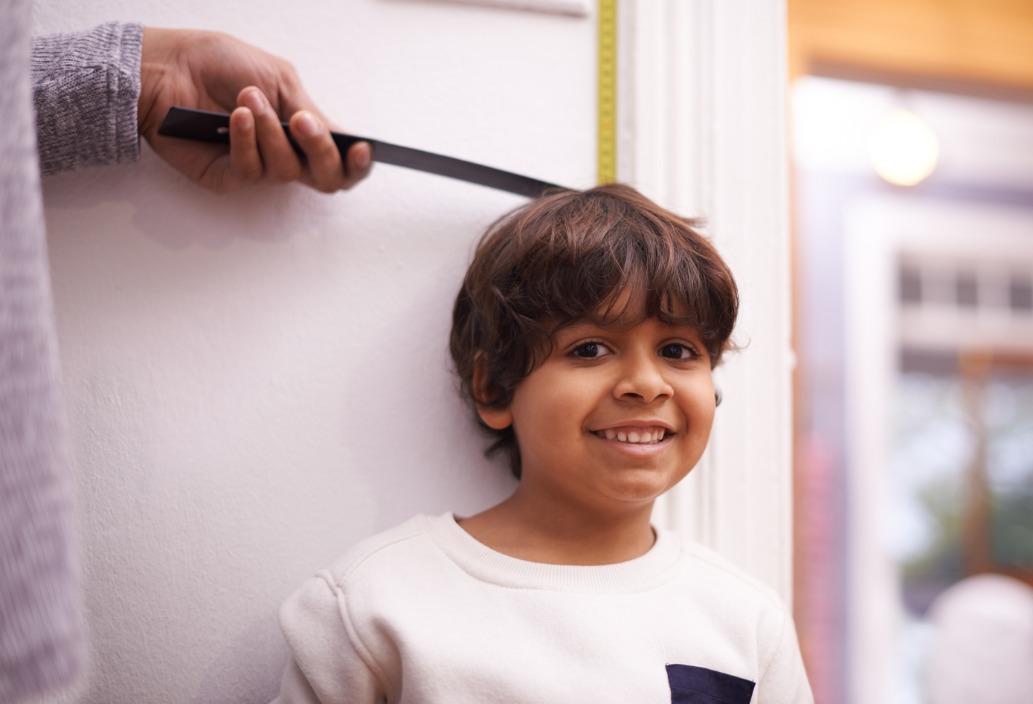 Boyu ölçülen bir erkek çocuk A boy having his height measured