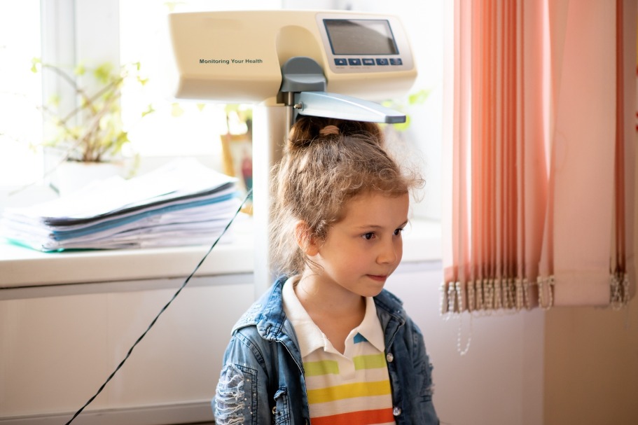 Boyu ölçülen bir kız çocuğu A girl having her height measured