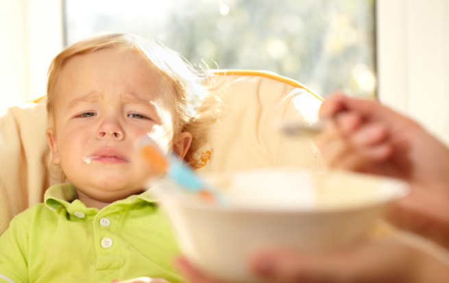 Yemeyi reddeden bir bebek A baby refusing to eat