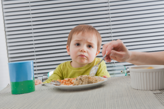 Yemeyi reddeden bir bebek A baby refusing to eat