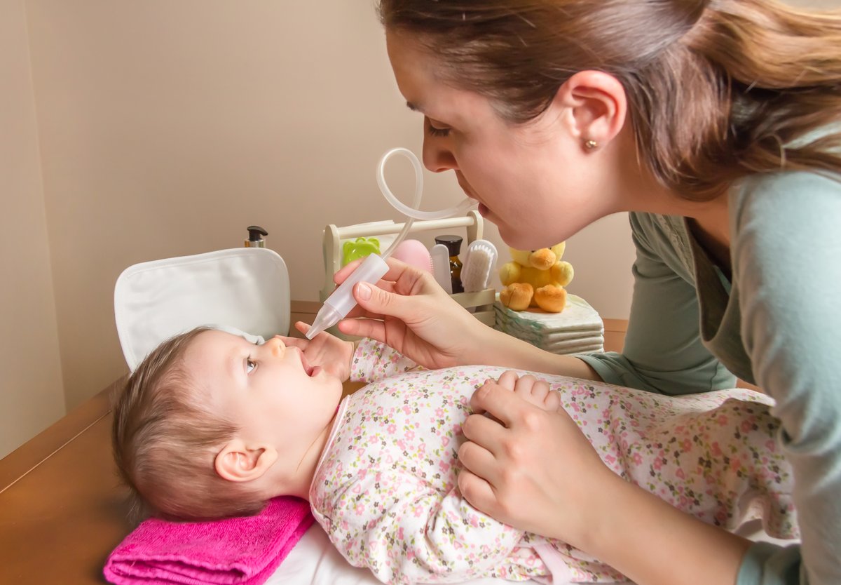 Bébé de 5 mois couché dans son lit pour la sieste, bâillant et se frottant les yeux Bébé de 5 mois couché dans son lit pour la sieste, bâillant et se frottant les yeux
