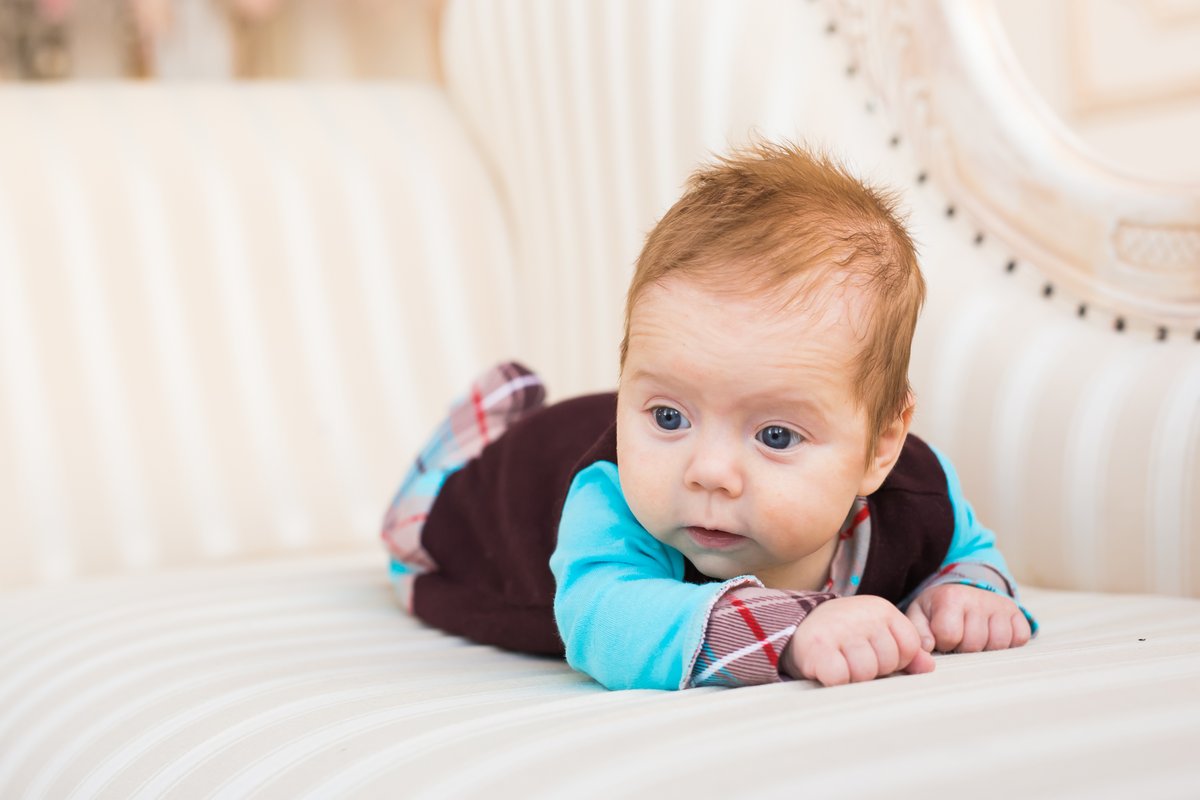 Moments de sourires partagés entre un bébé de cinq mois et son parent pendant la routine du matin Moments de sourires partagés entre un bébé de cinq mois et son parent pendant la routine du matin